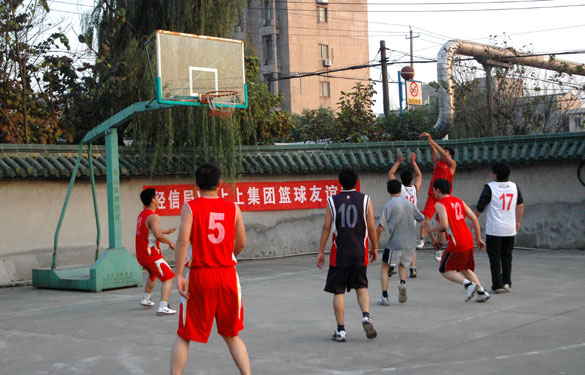 江蘇上上電纜集團(tuán)與溧陽市經(jīng)信局舉行籃球友誼賽