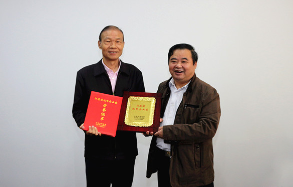 2016年10月12日，常州市經(jīng)信委副主任潘仁賢一行來上上電纜參觀調(diào)研，并為集團董事長丁山華頒發(fā)江蘇省優(yōu)秀企業(yè)家獎牌