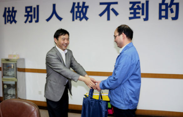 2015年5月12日，溧陽市總工會(huì)領(lǐng)導(dǎo)到上上電纜慰問勞動(dòng)模范